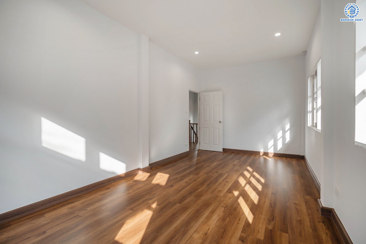 บ้านมือสองตกแต่งใหม่ โครงการ ประดับดาว2 ท่าอิฐ ตกแต่งครบครัน พร้อมอยู่ เนื้อที่ 57 ตร.ว. ฟังก์ชัน 3 ห้องนอน 2 ห้องน้ำ พร้อมห้องอเนกประสงค์ชั้นล่าง 1 ห้อง พื้นที่ใช้สอยกว้างขวาง บนทำเลที่ดีที่สุด เชื่อมต่อได้หลายเส้นทาง ใกล้รถไฟฟ้าสายสีม่วง "สถานีบางรักน้อยท่าอิฐ"